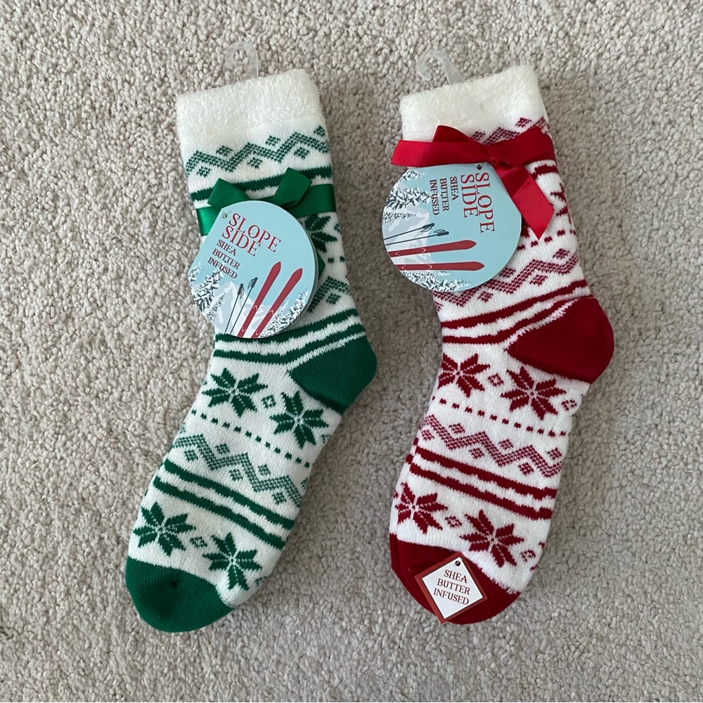 MinxNY Women’s 2-pair Christmas Essential Oil Infused Slipper Socks and Spa